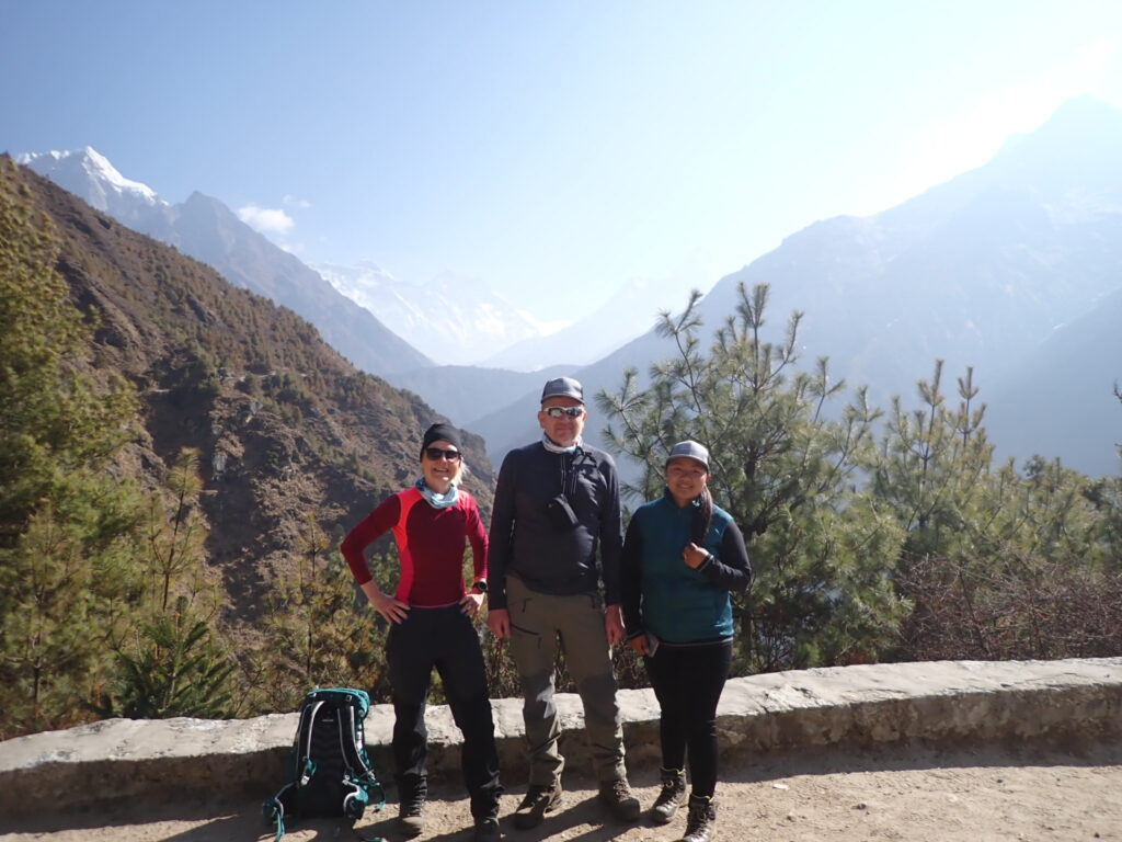 Group photo on the way to Tengboche